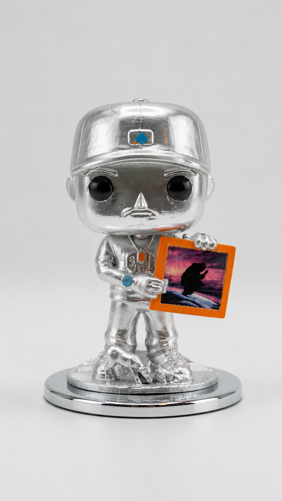 Figura estilo coleccionable de rapero en acabado plata