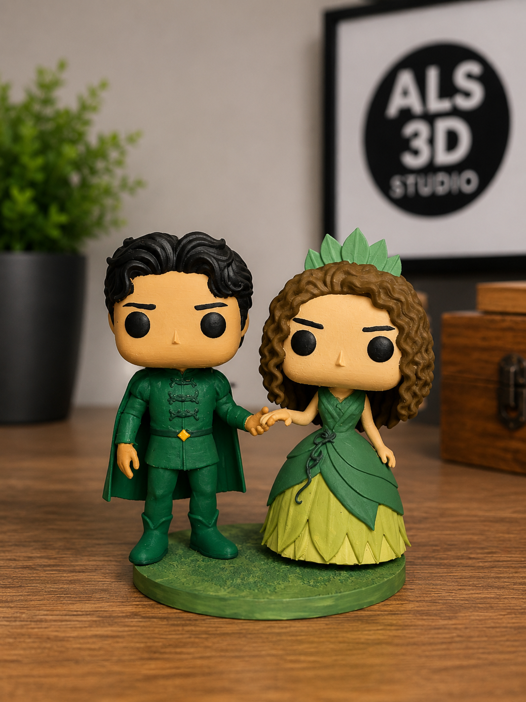Figura personalizada de pareja estilo cuento sobre base decorativa